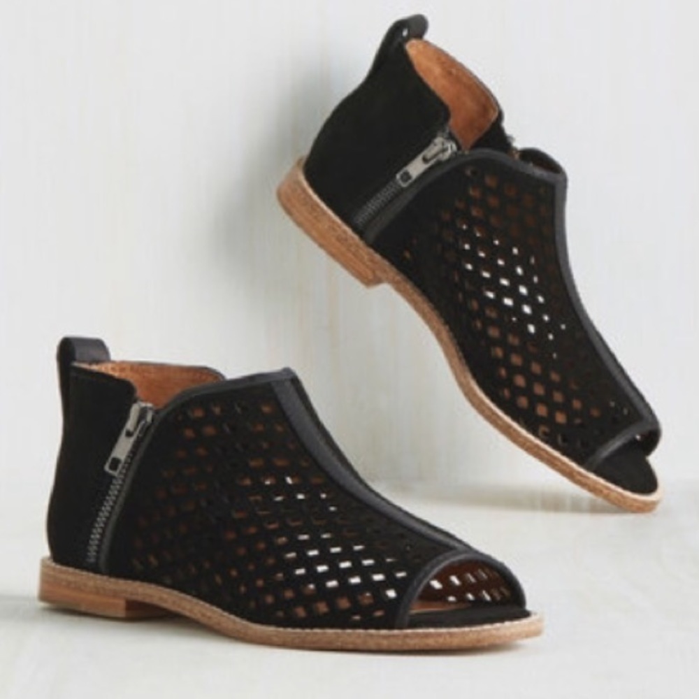 Kelsi Dagger sued 2 sided zip bootie